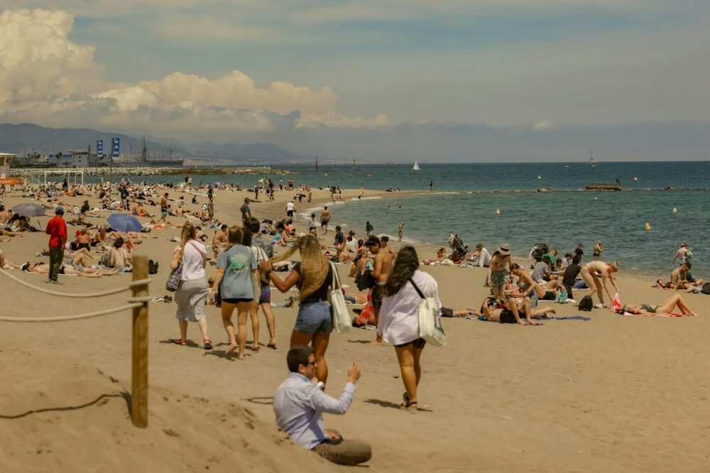 How crowded is Barcelona in spring?