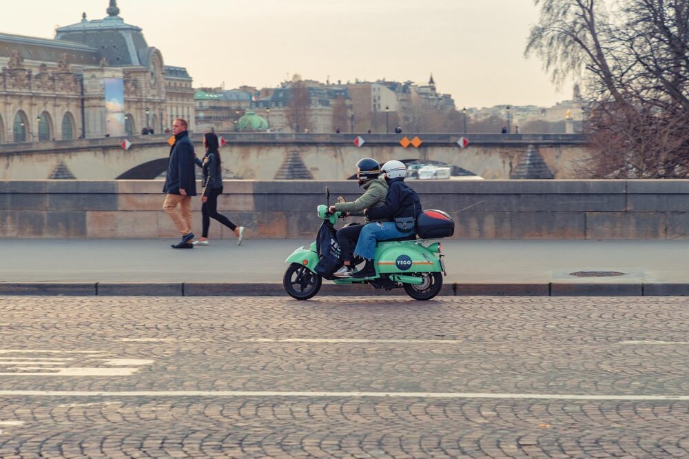 How do I file taxes as a student in France?
