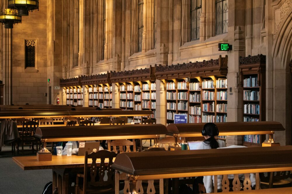 How do I get a student job at the university library?