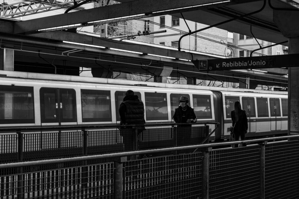 How far are 5 star hotels in Montpellier from the train station?