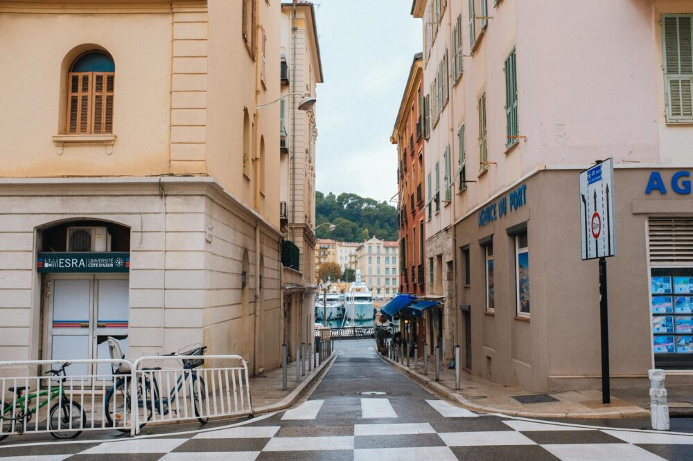 How far is Nice from Grasse?