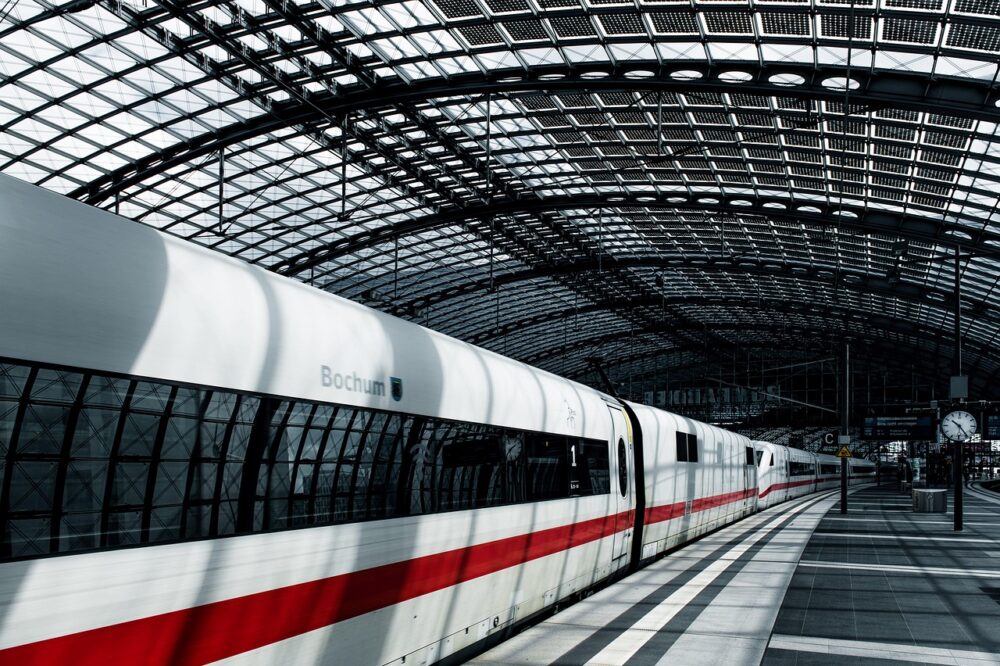 How long is the train from Nice to Paris?