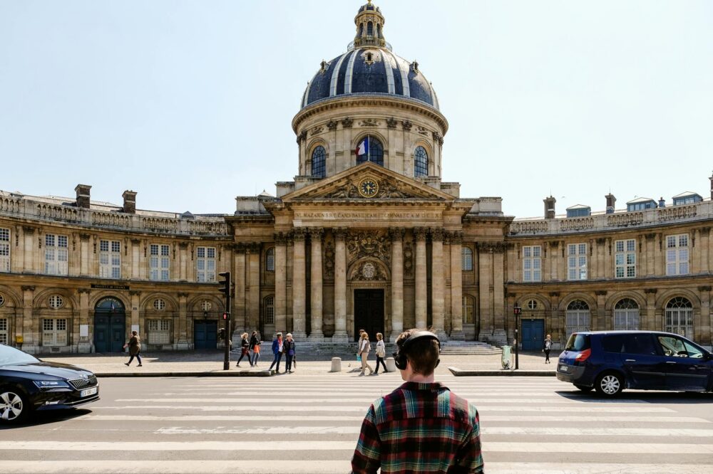 How to avoid crowds in Paris in 2026?