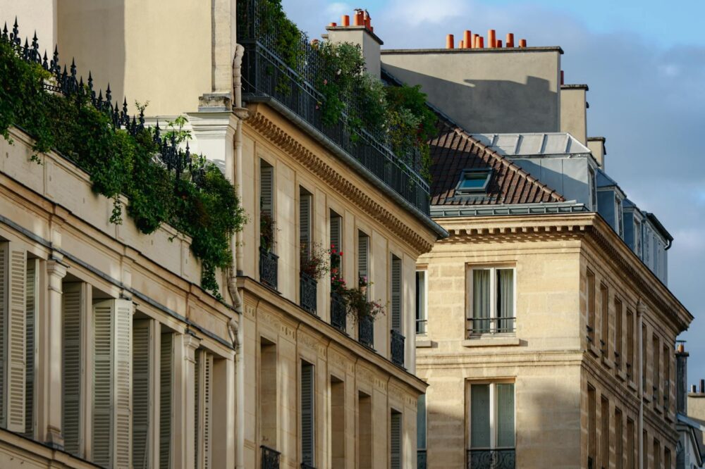 How to book a 5 star hotel in Paris with a bathtub with a view?