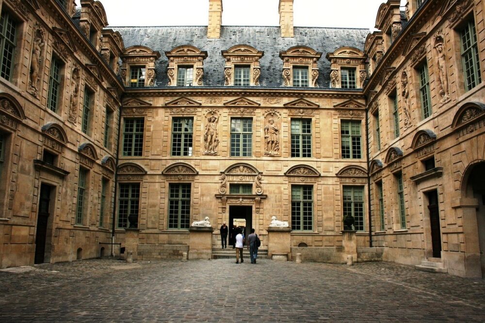 How to book a budget hotel in Paris with a free airport transfer?