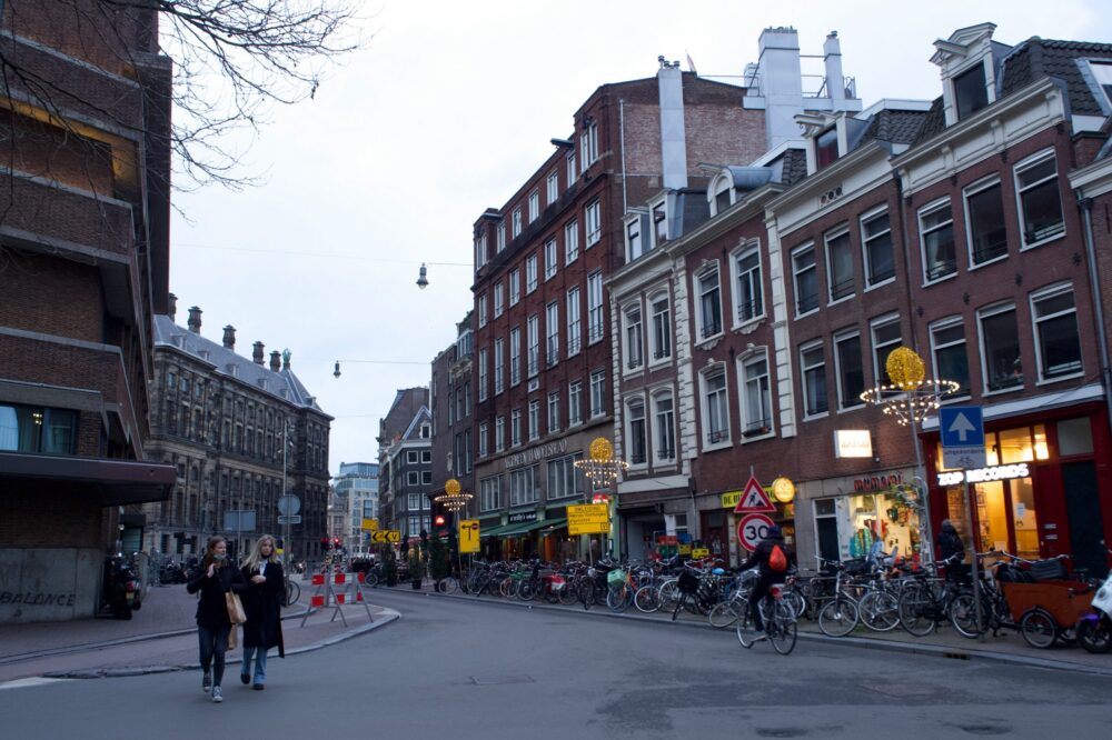 How to choose a 4 star hotel in Amsterdam for a family?