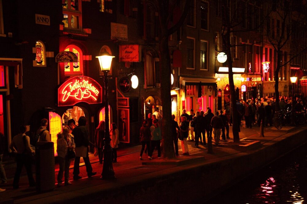 How to choose a 5 star hotel in Amsterdam with a view of the canals?