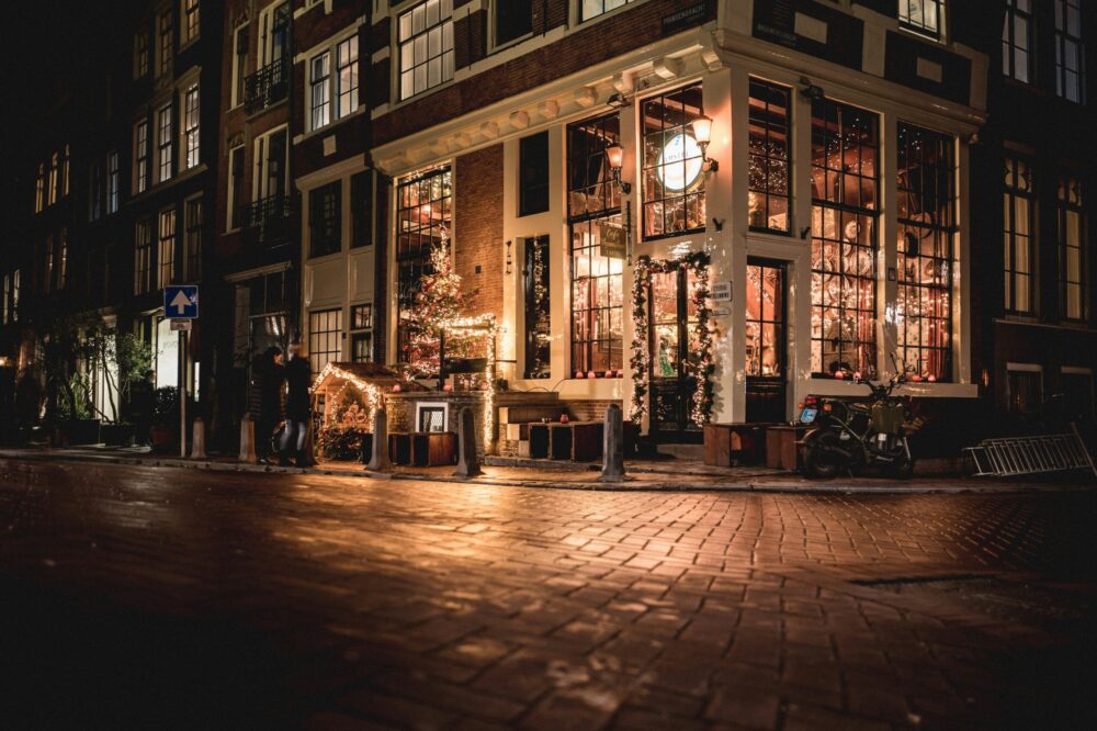 How to choose a 5 star hotel in Amsterdam with canal views?