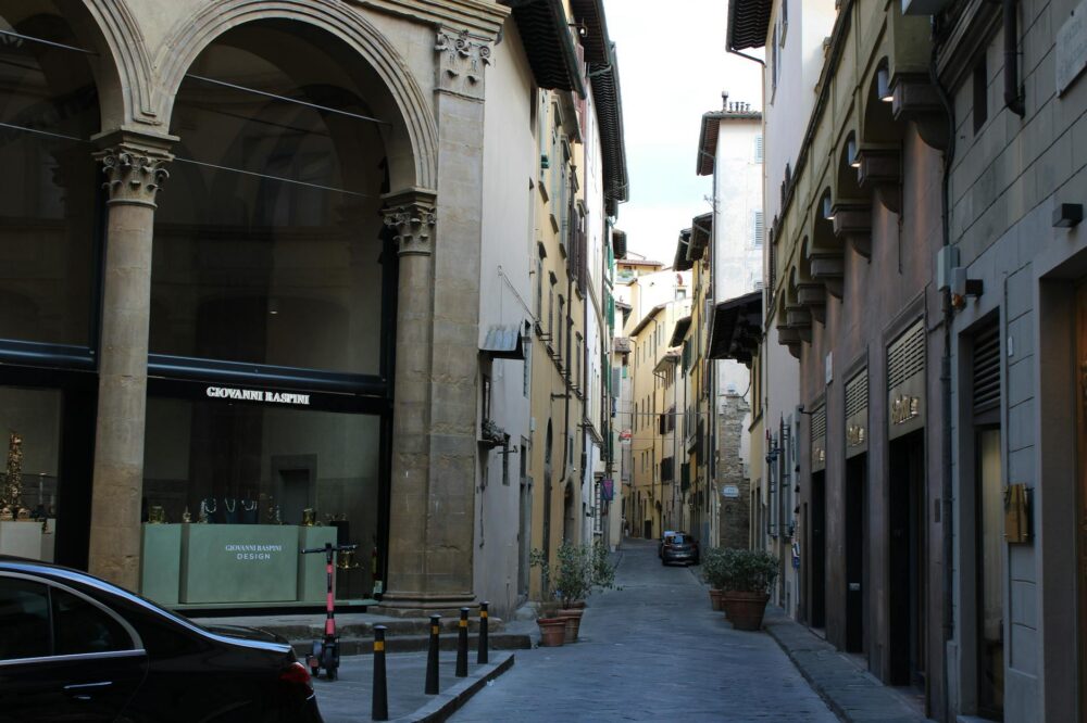 How to choose a hotel in Florence with a bar for solo travelers?