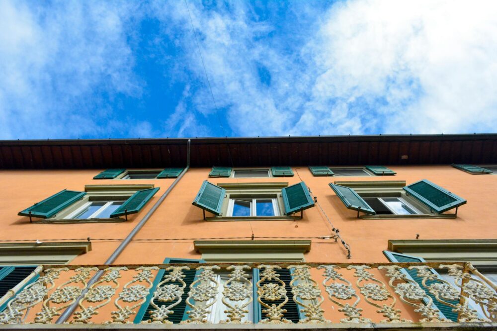 How to choose a hotel in Florence with social common areas for solo guests?