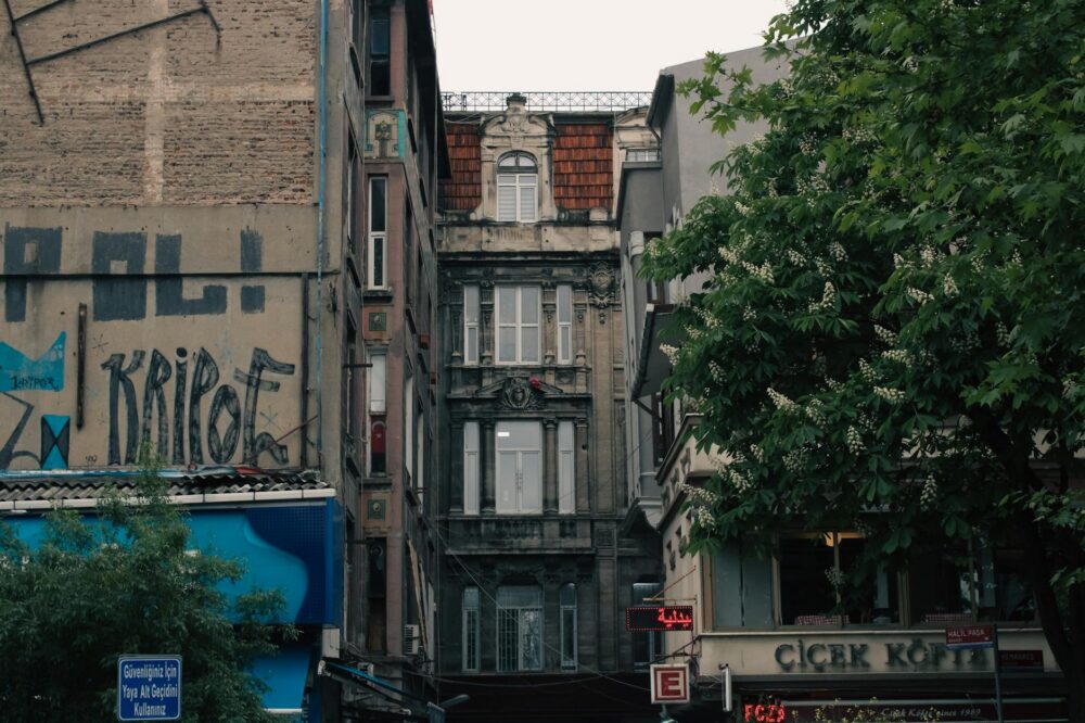 How to choose a hotel in Istanbul with a balcony for solo relaxation?