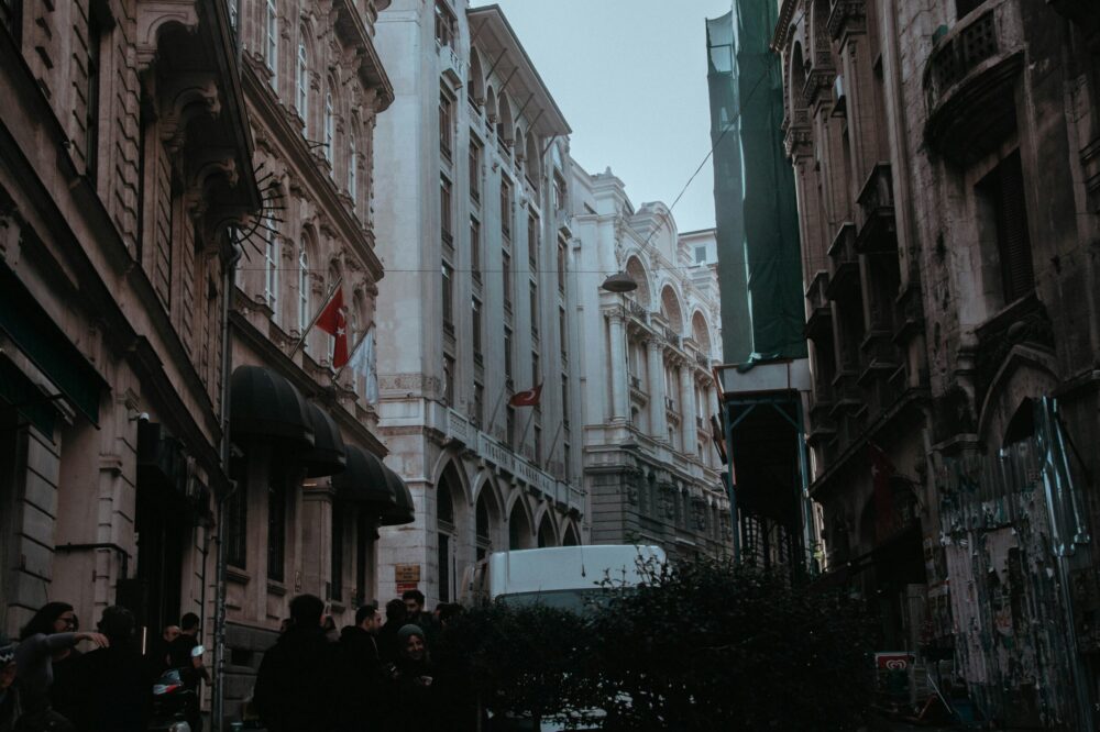 How to choose a safe hotel in Istanbul for solo female travelers?
