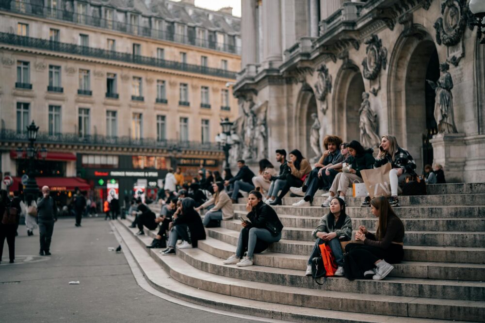 How to choose a solo travel hotel in Paris with a good location for metro?