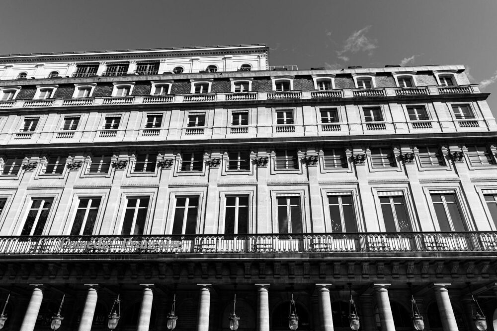 How to choose a solo travel hotel in Paris with a safe neighborhood?