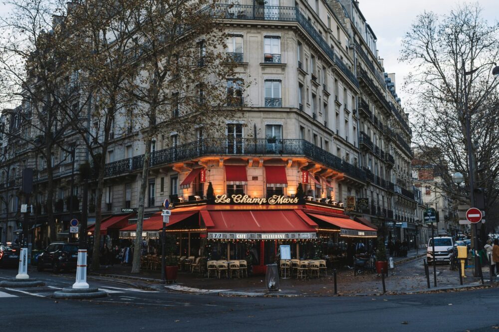 How to choose a solo travel hotel in Paris with good reviews from solo travelers?