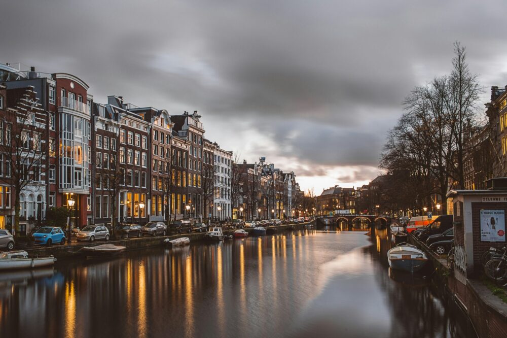 How to find 5 star hotels in Amsterdam with a jacuzzi?