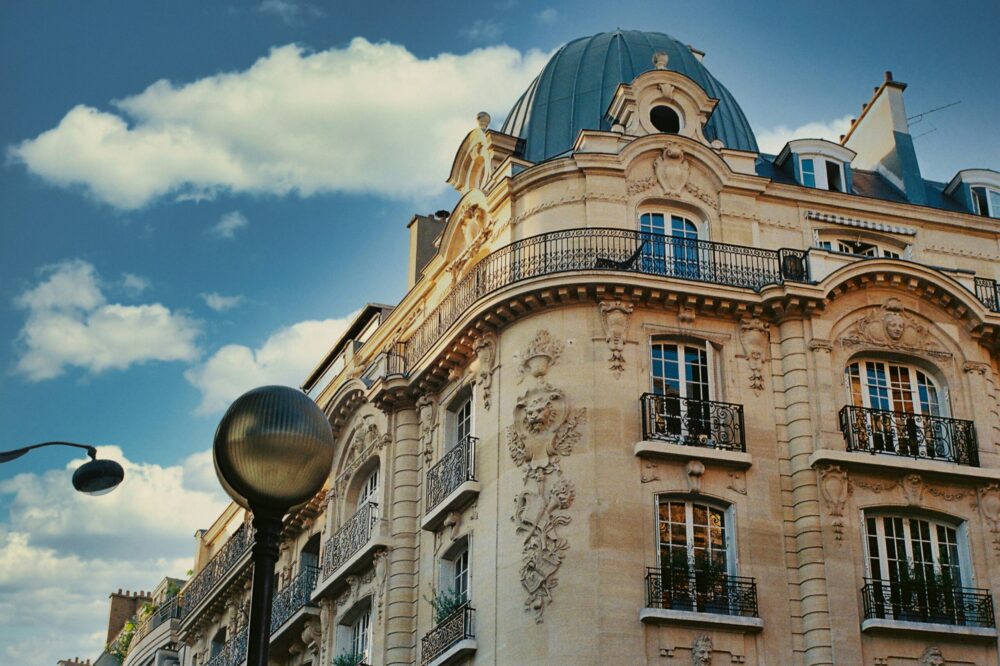 How to find a 5 star hotel in Paris with a jacuzzi in the room?