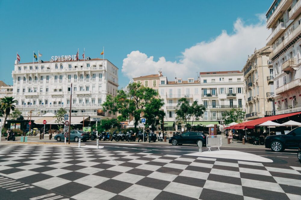How to find a 5 star hotel in Paris with a private cinema?
