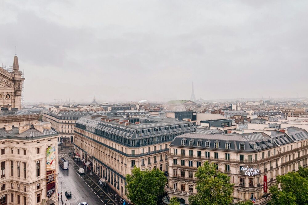 How to find a 5 star hotel in Paris with a rooftop bar?