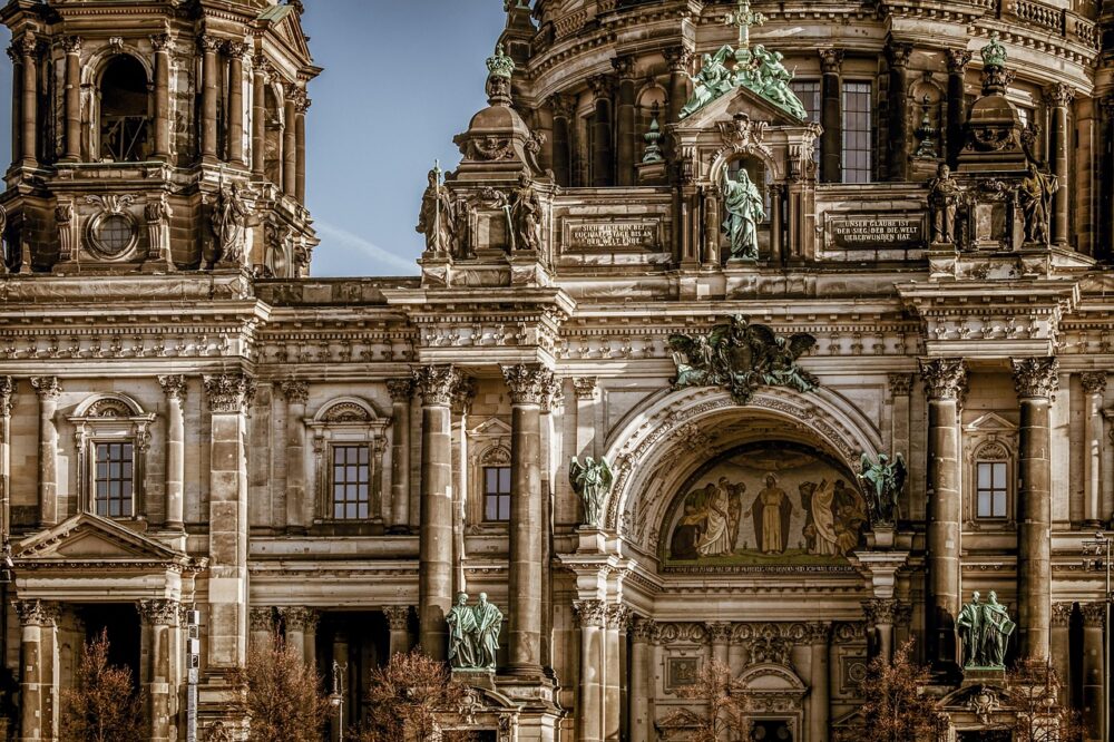 How to find a cheap hotel in Florence with a desk?