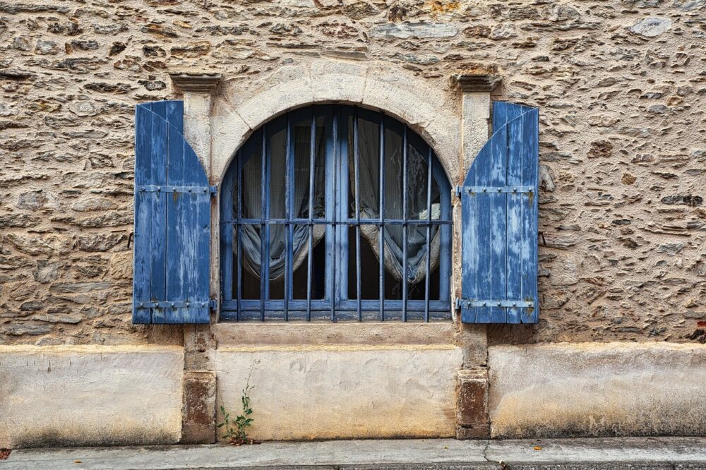 How to find a cheap hotel in Paris with a balcony view?