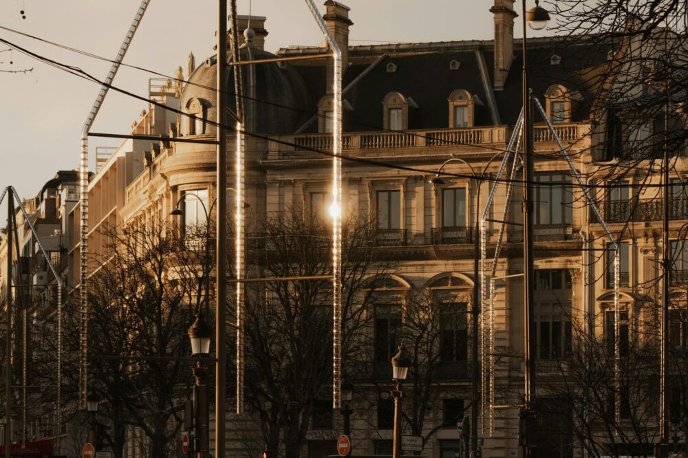 How to find a cheap hotel in Paris with a phone?