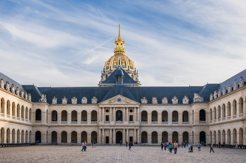 How to find a cheap hotel in Paris with a safe?