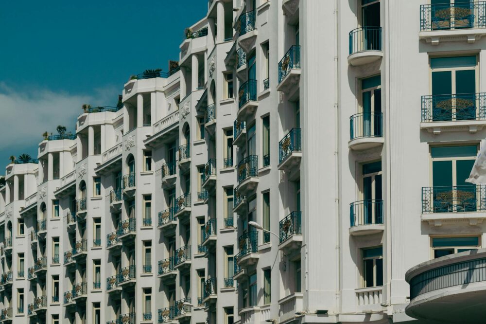 How to find a cheap hotel in Paris with a shower?