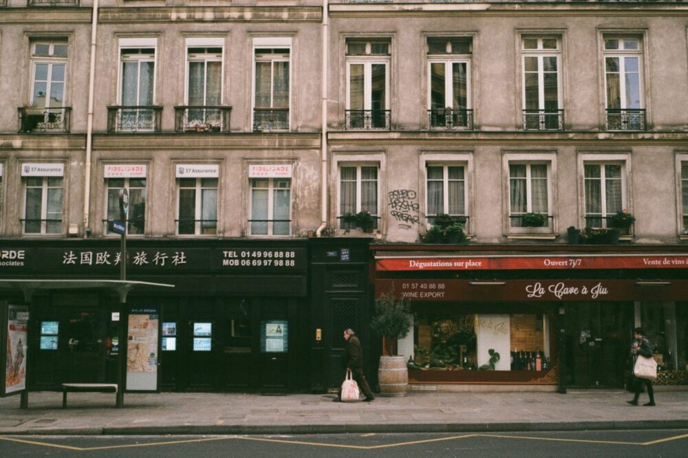 How to find a cheap hotel in Paris with a TV?