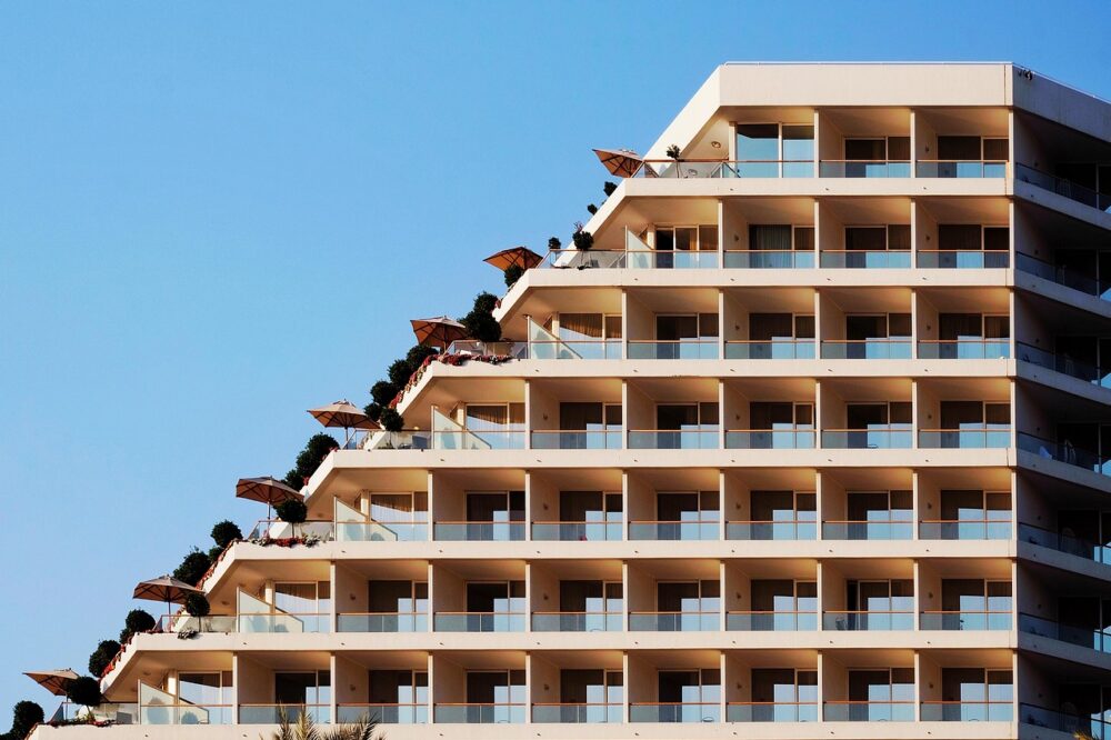 How to find a cheap hotel in Toulouse with a balcony?