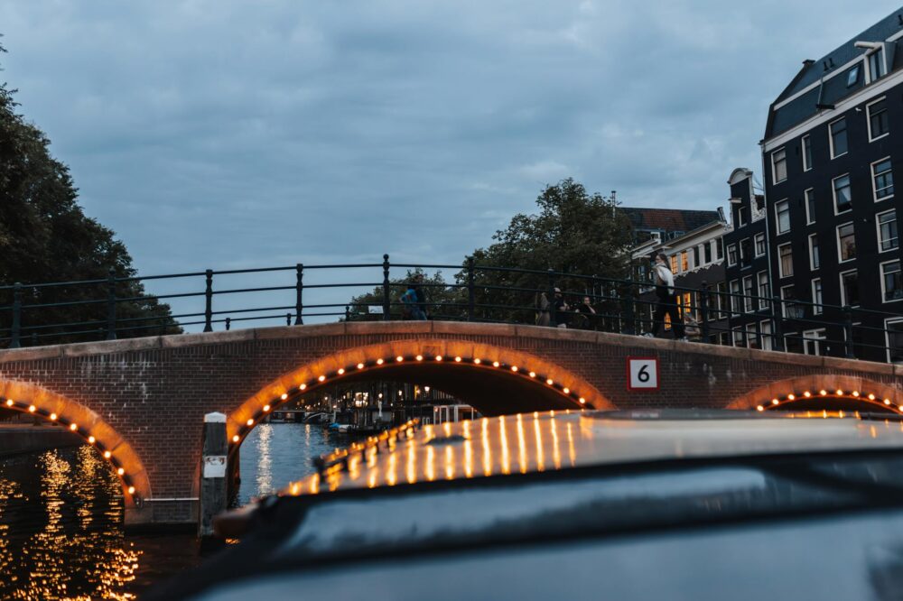 How to find budget hotels in Amsterdam near the Amsterdam Central Library?