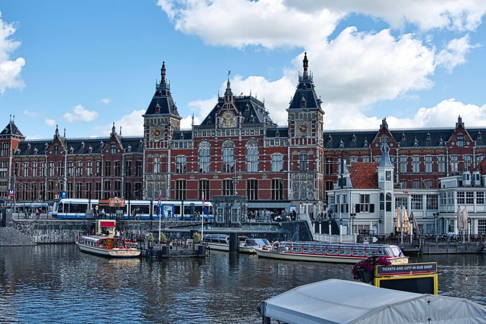 How to find budget hotels in Amsterdam near the Amsterdam Museum?