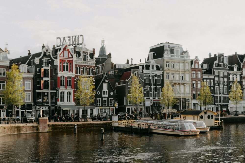 How to find budget hotels in Amsterdam near the Amsterdam Museum?