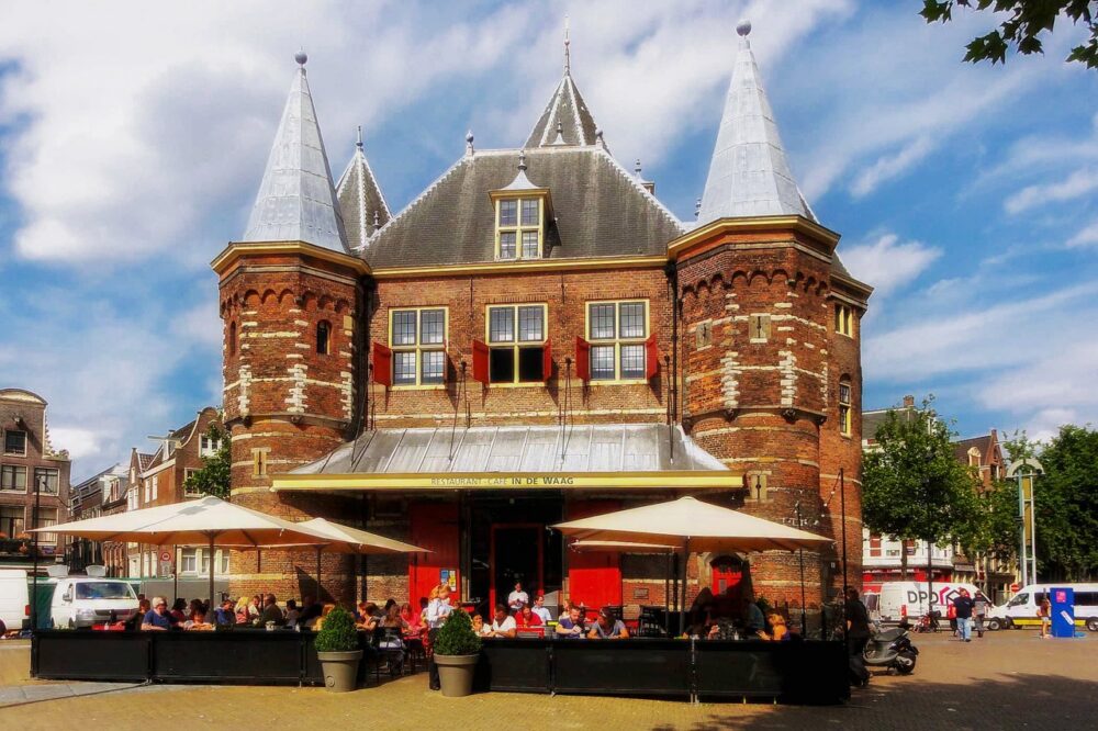 How to find budget hotels in Amsterdam near the Flower Market?
