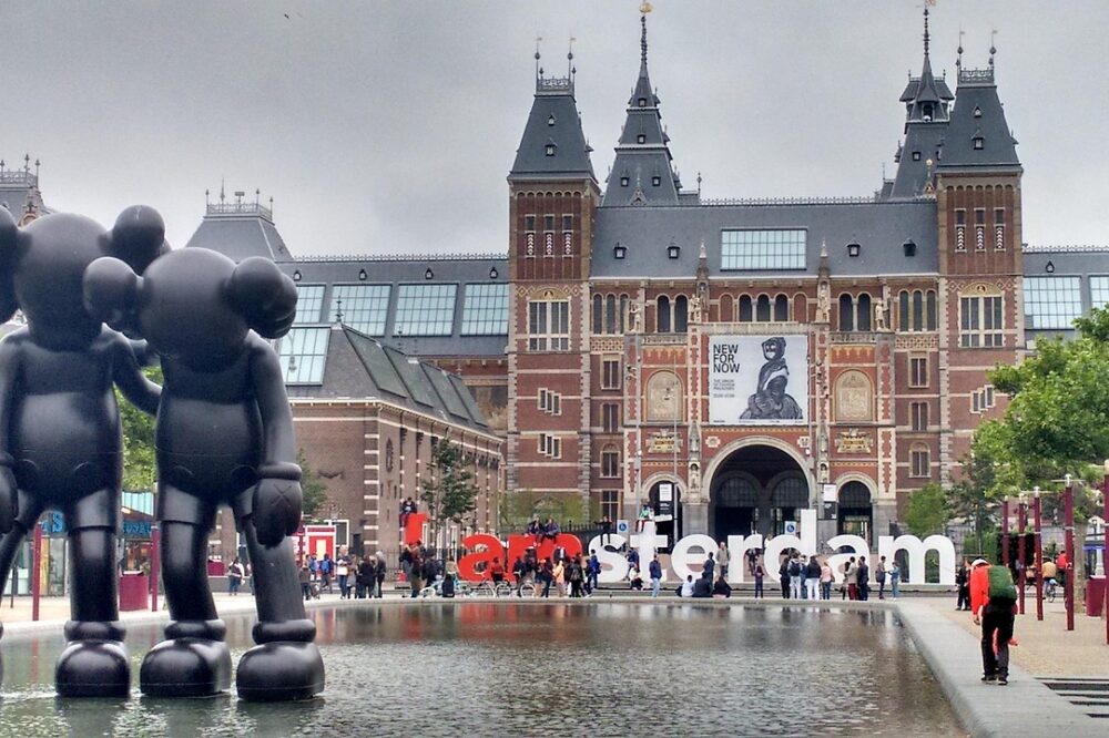 How to find budget hotels in Amsterdam with canal views?