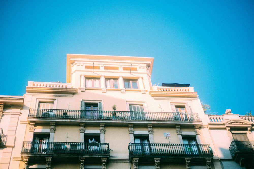 How to find budget hotels in Barcelona near the airport?