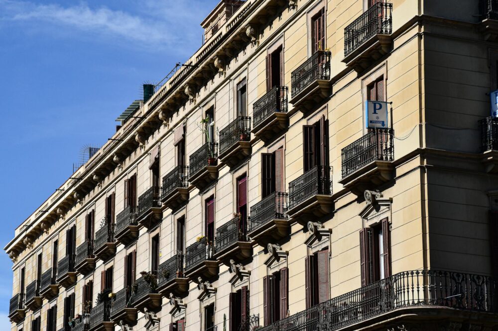 How to find budget hotels in Barcelona with a view?