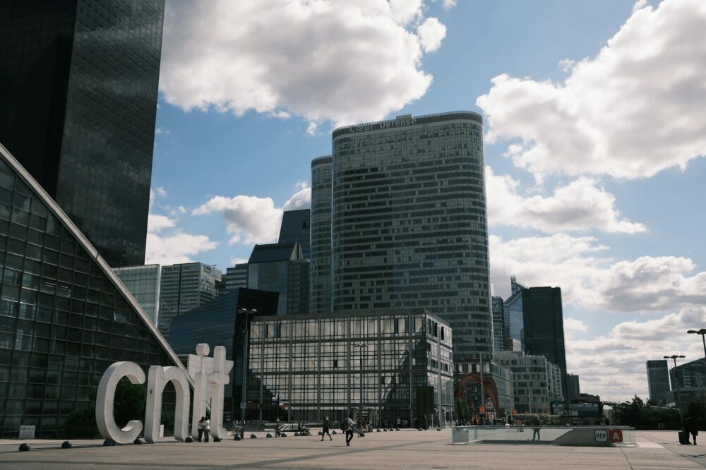How to find budget hotels in Paris with free cancellation?