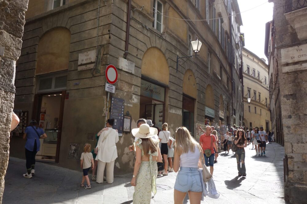 How to find cafes in Nice with live music?