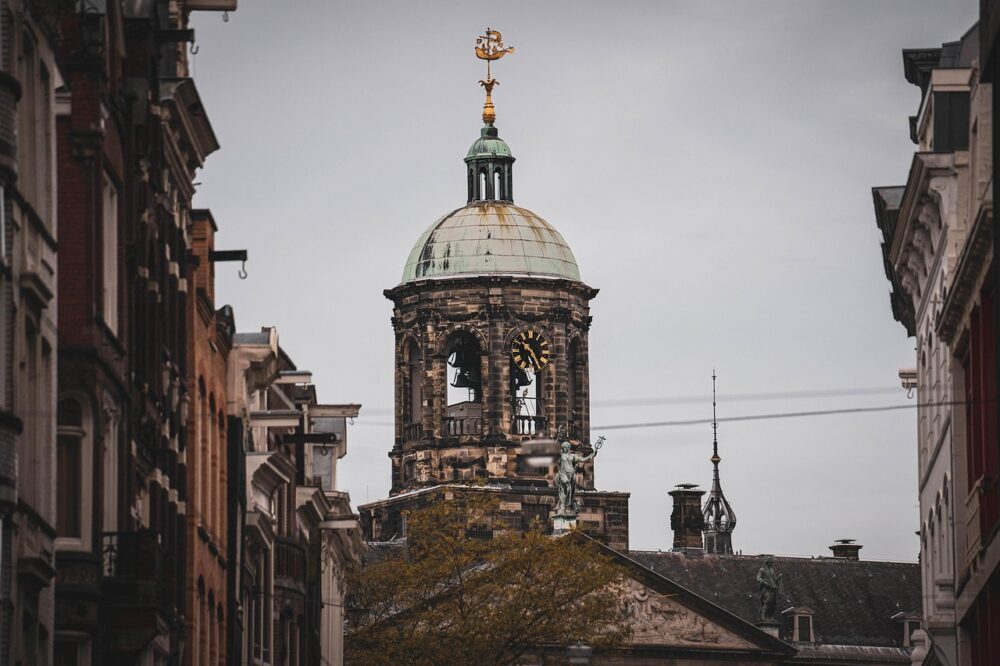 How to find cheap hotels in Amsterdam near Leidseplein?