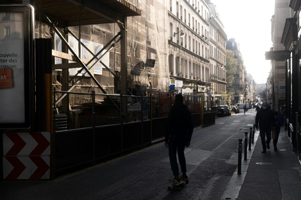 How to find cheap hotels in Paris near the Eiffel Tower?
