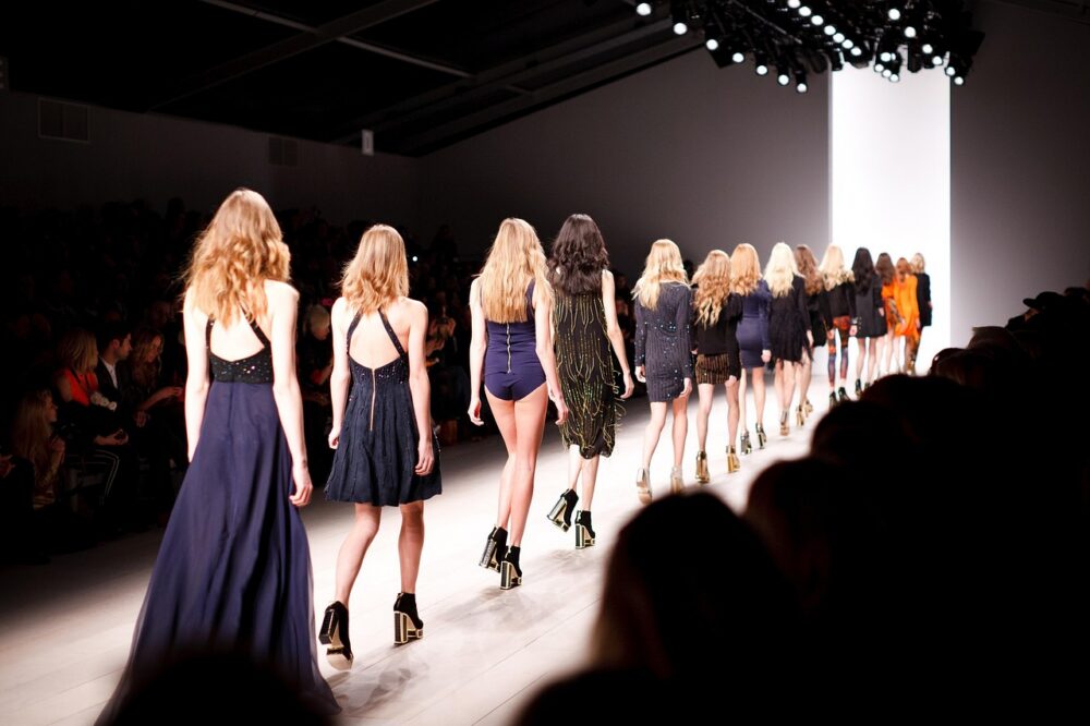 How to find free fashion shows in Paris online