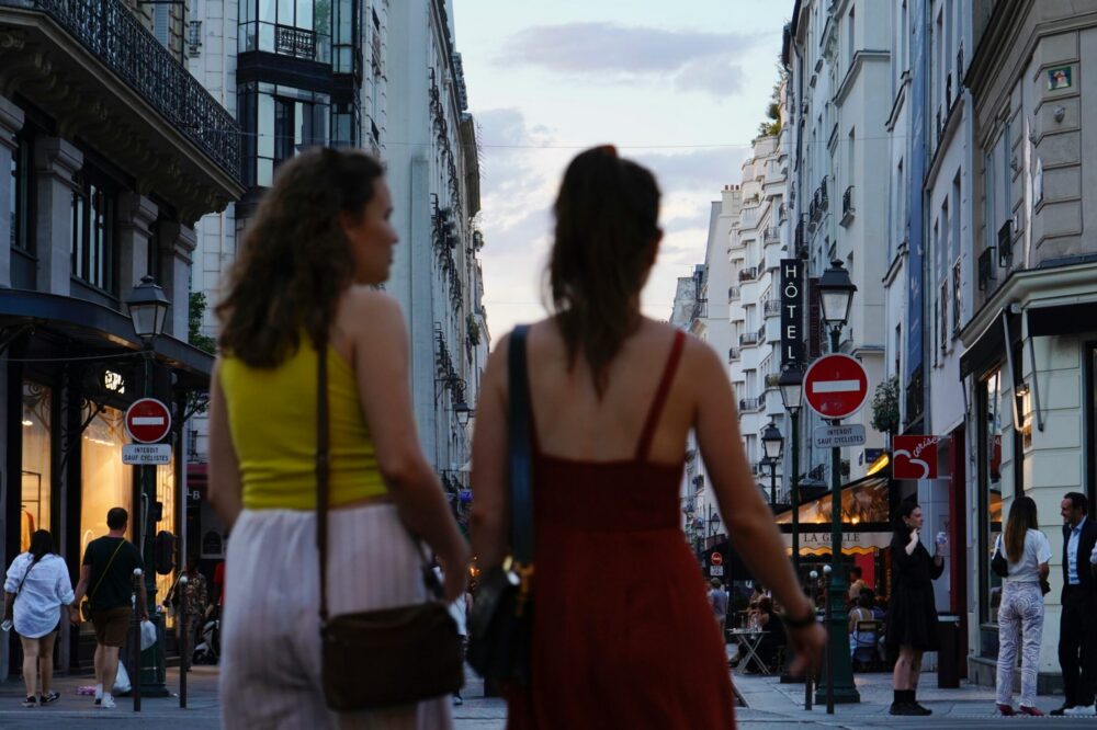 How to find free runway shows in Paris during fashion week 2026