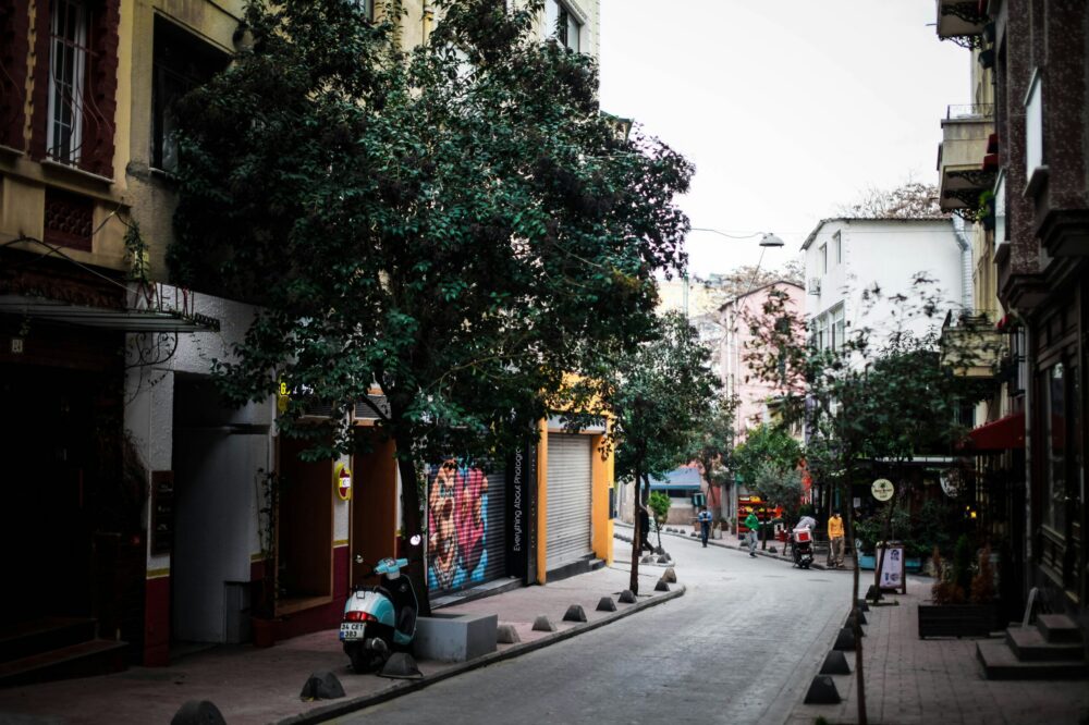 How to find hotels in Istanbul with solo-friendly room sizes?