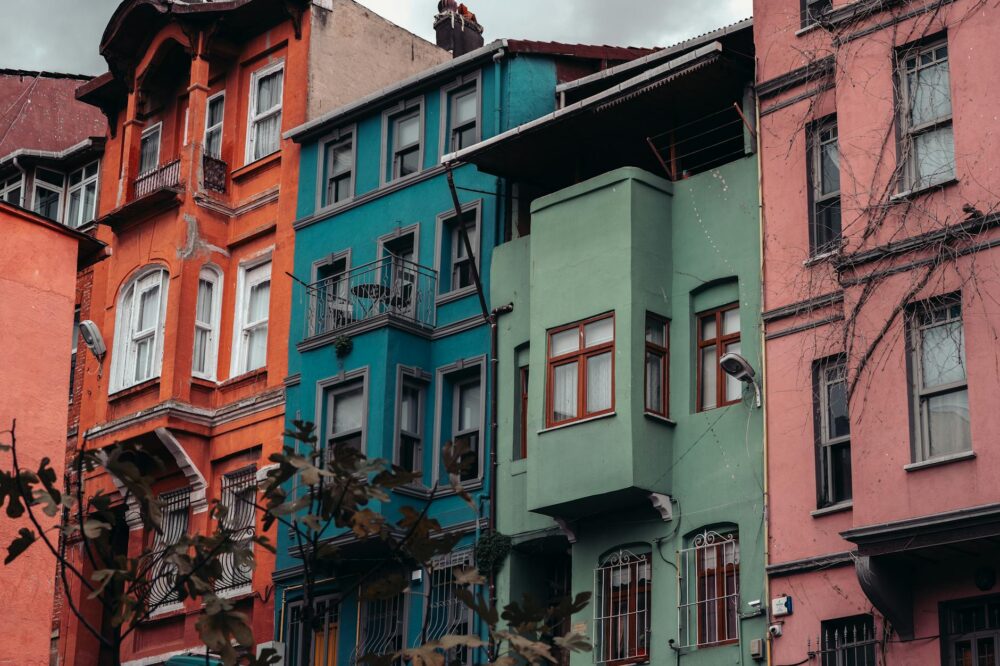 How to find hotels in Istanbul with solo-friendly security features?