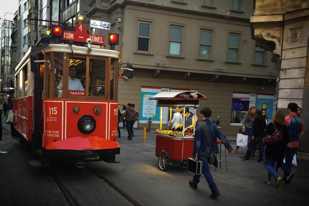 How to find hotels in Istanbul with solo-friendly tour desks?