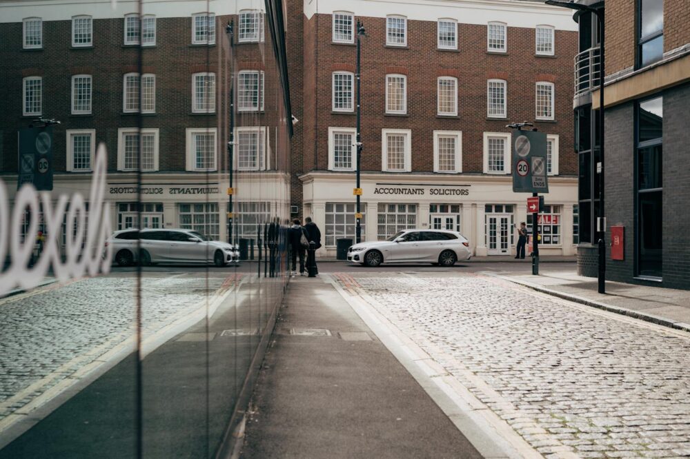 How to find hotels in London with solo traveler forums?