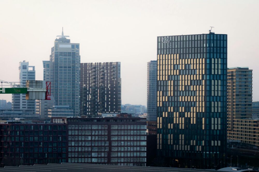 How to find last-minute cheap hotel deals in Amsterdam?
