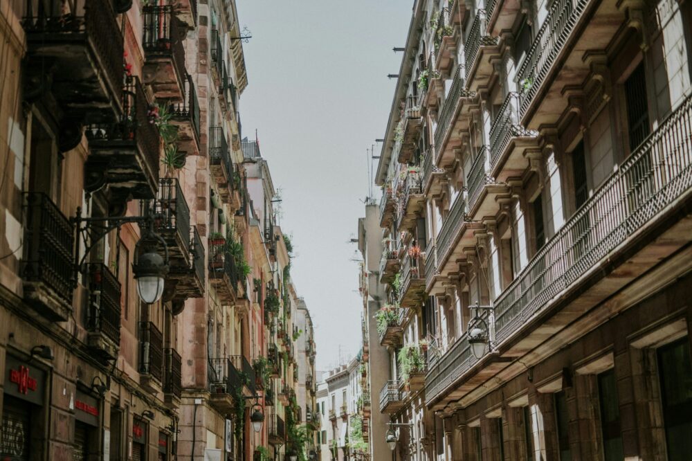 How to find safe solo travel hotels in Barcelona?