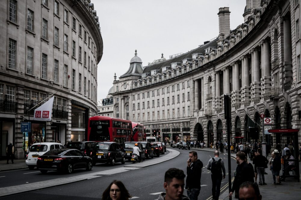 How to find solo-friendly hotels in London with social events?